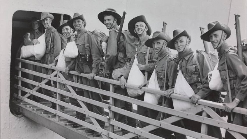 Men of the 6th Division AIF boarding a troopship, about 1940