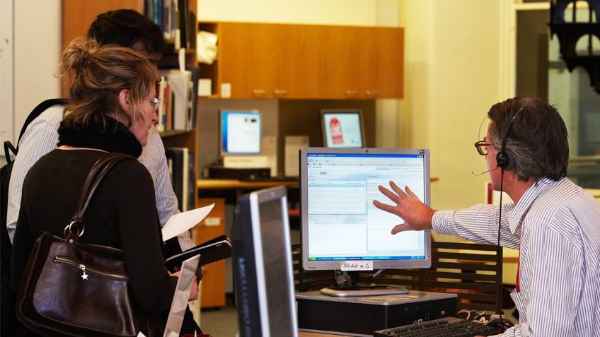 Staff member assisting users at the information desk