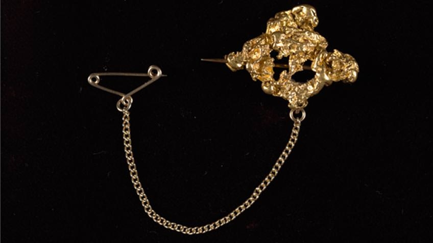 Gold nugget brooch
