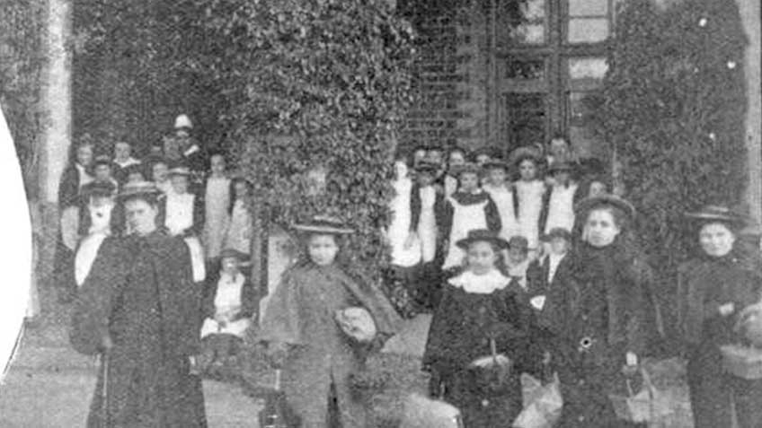 Girls at the entrance to the Melbourne Orphan Asylum, Middle Brighton, 1895