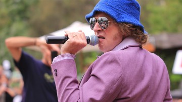 Photo of Jon Von Goes
