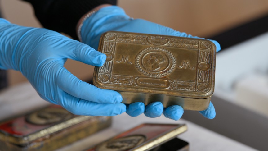 Metal gift box to soldiers from Princess Mary